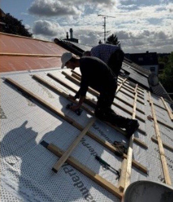 Dachdecker von Reiners Dachbau bei der Dachlattung