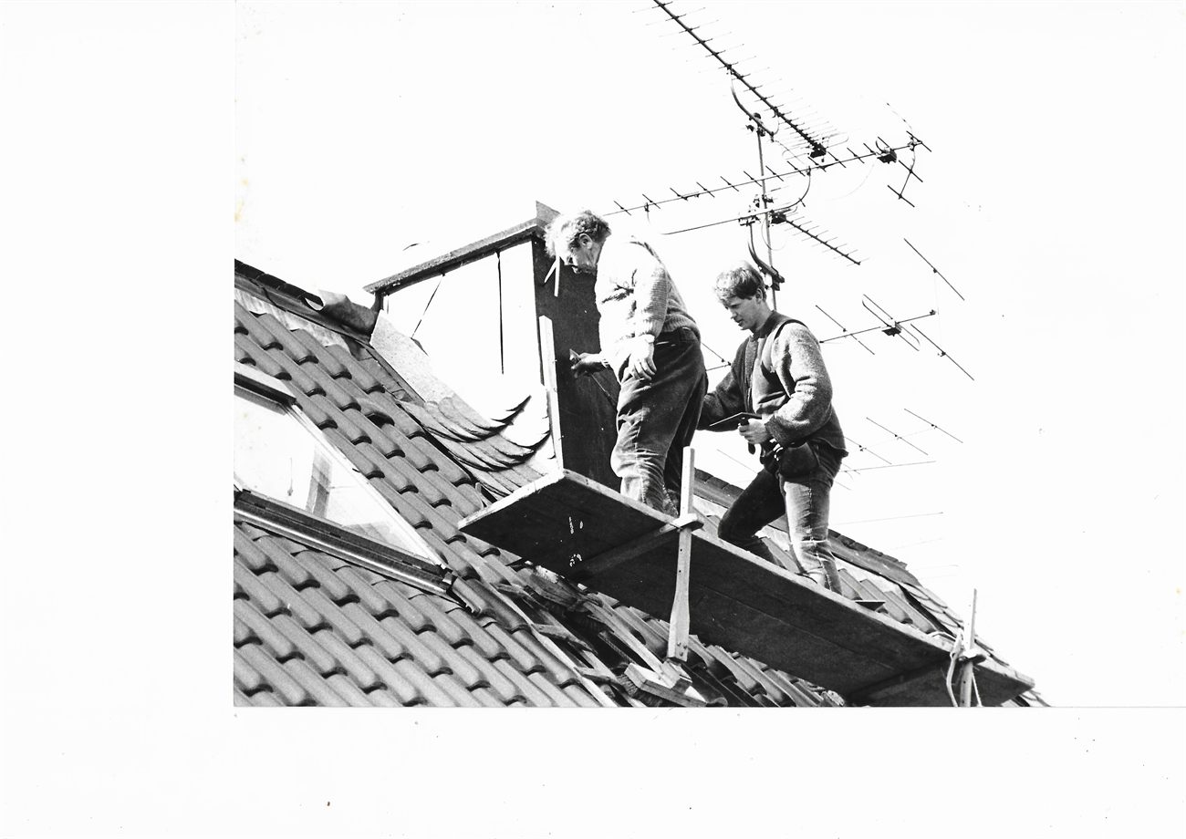 Vater und Sohn Reiners bei der Dacharbeit auf einem Steildach – der Generationswechsel im Betrieb