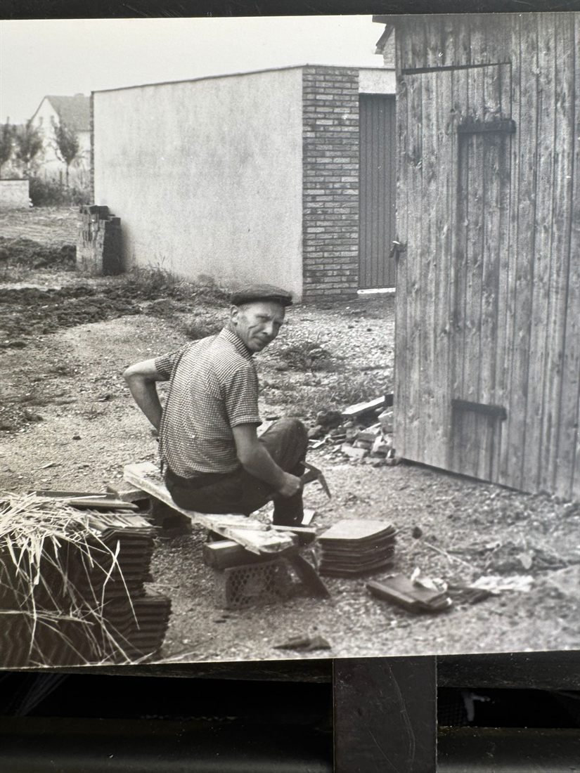 Josef Reiners bei der Arbeit mit Dachziegeln – Gründer von Reiners Dachbau, 1971